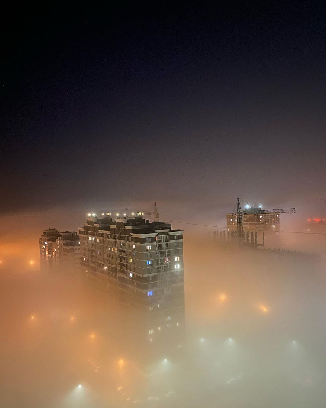 Город обволакивает густой туман