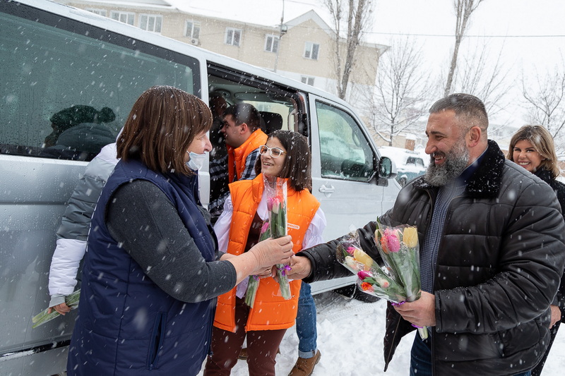 «Сильнейший человек России» приехал к донбасским гостьям региона и волонтёрам с тюльпанами
