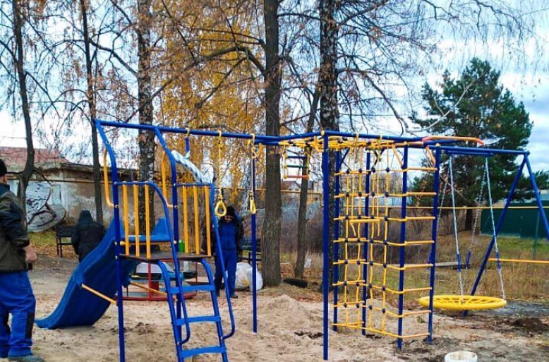У дома №41 на улице Космонавтов появилась новая детская площадка