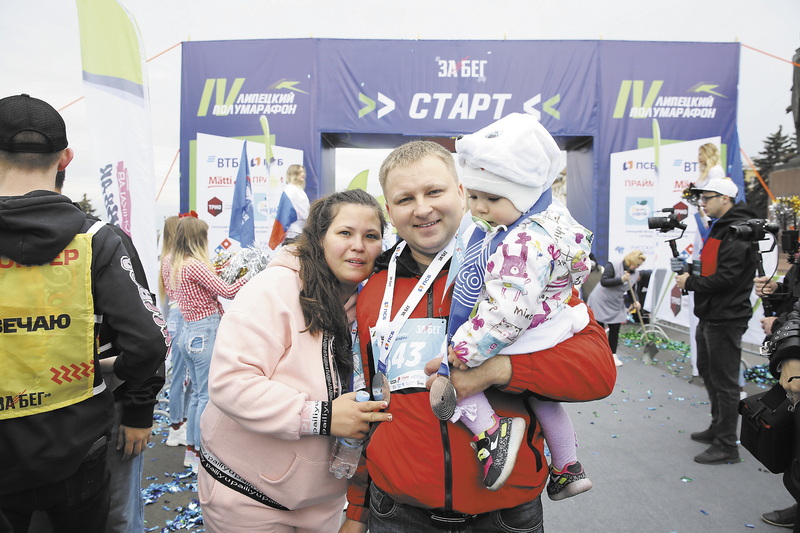  Больше 3 000 человек из 121 города вышли на «ЗаБег.РФ» в Липецке. Участники от шести месяцев до 82 лет — IV Липецкий полумарафон показал, что бегу все возрасты покорны.
