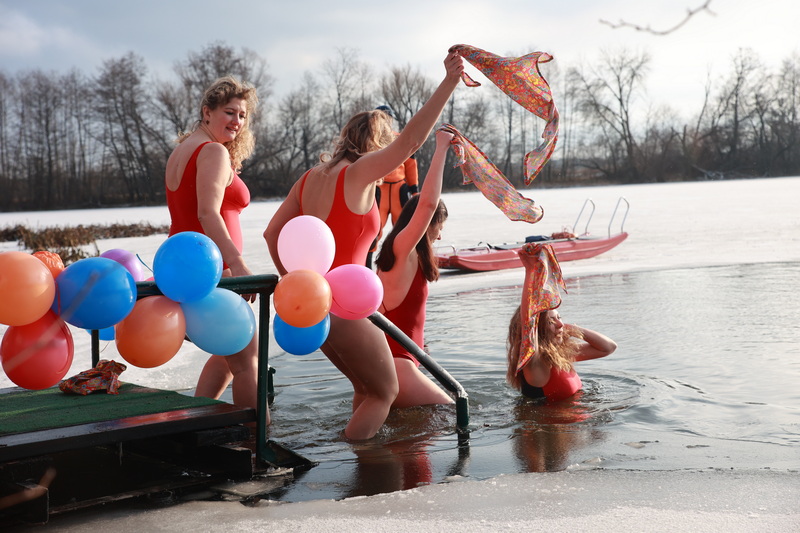  В начале декабря проходит традиционное открытие нового сезона у липецких моржей. Но этот год особенный. «Клубу зимнего плавания имени Франценюка» исполнилось 60 лет.