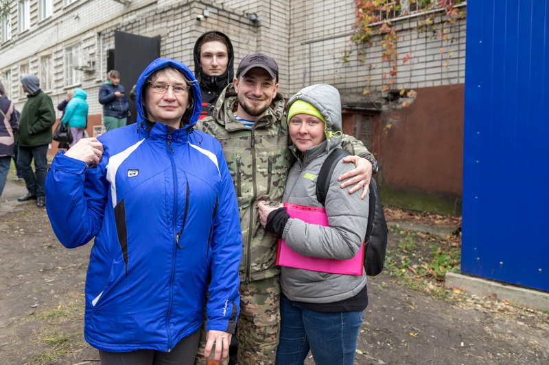 Сколько добровольцев сегодня. Волонтеры Украины. Волонтеры Патриоты. Коллектив волонтеров. Таджики добровольцы на Украине.