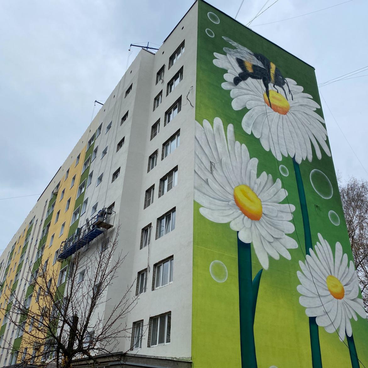 Новые масштабные граффити с летним настроением появились на улице Космонавтов