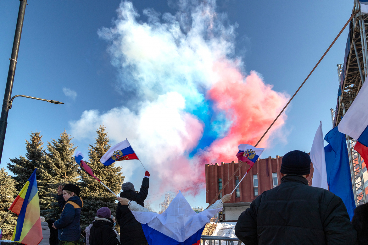 Около 12 тысяч человек отметили «Крымскую весну» на площади Петра