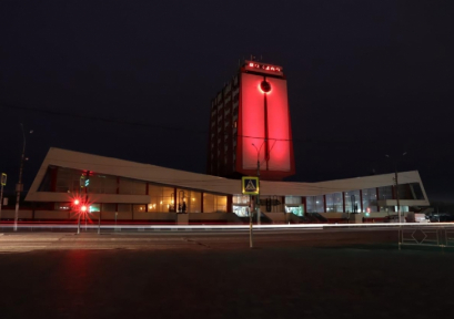 Железнодорожный вокзал осветили красным
