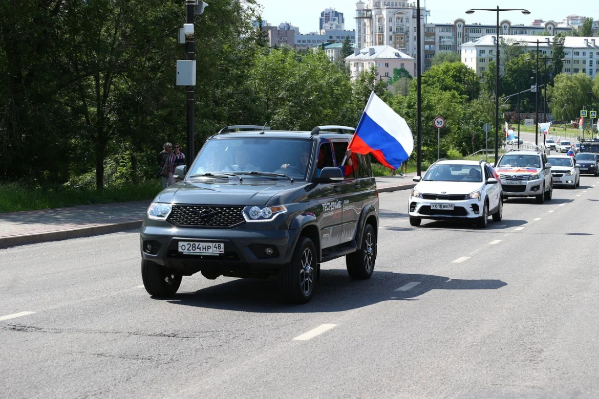 Мэр рулила «Патриотом» на автопробеге в честь Дня России