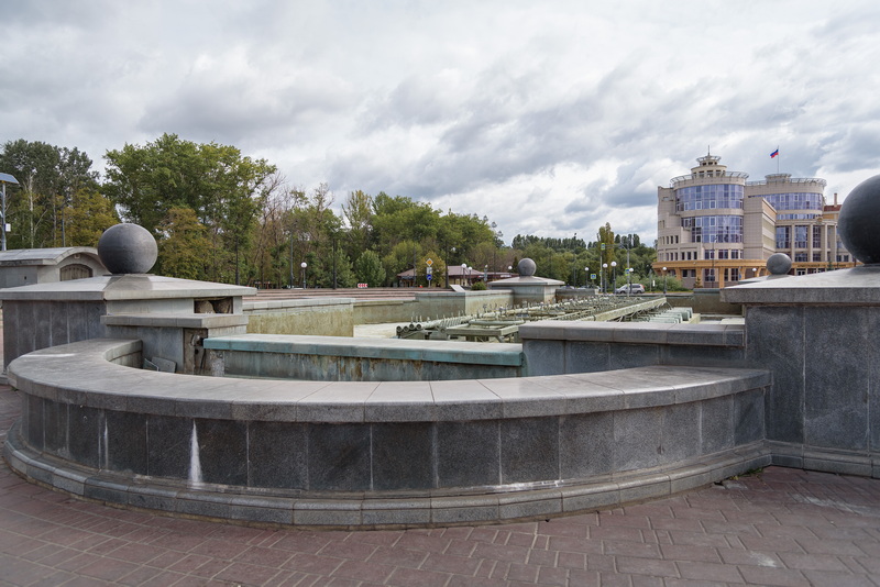 Началось обследование фонтана на площади Петра Великого