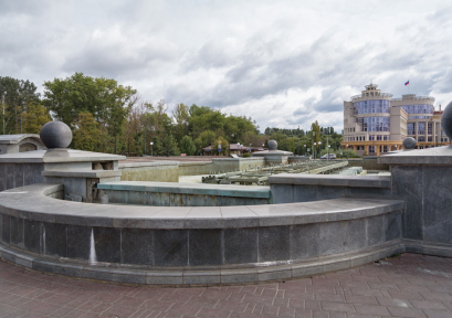 Началось обследование фонтана на площади Петра Великого