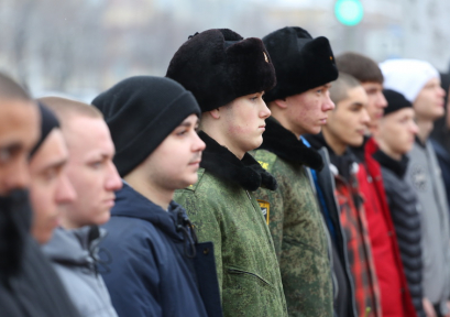 На площади Героев вручили 17 военных билетов