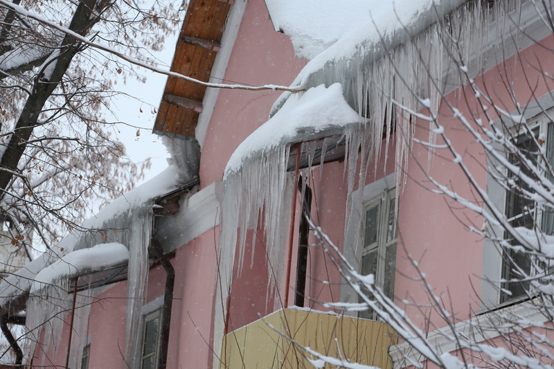 В городе появилась опасность падения снега и сосулек с крыш