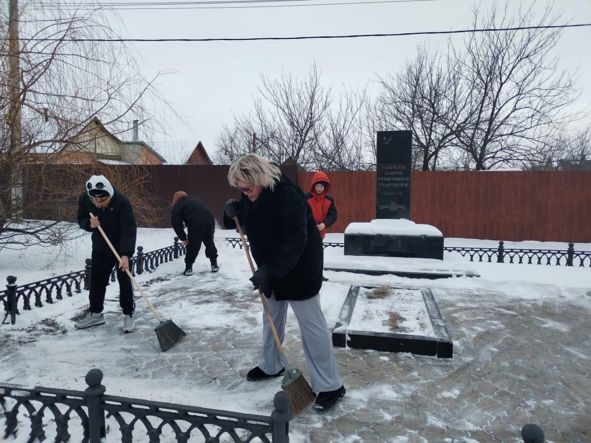 В микрорайоне Дачный навели порядок возле военного обелиска