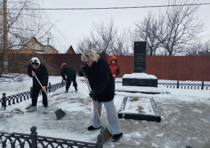 В микрорайоне Дачный навели порядок возле военного обелиска