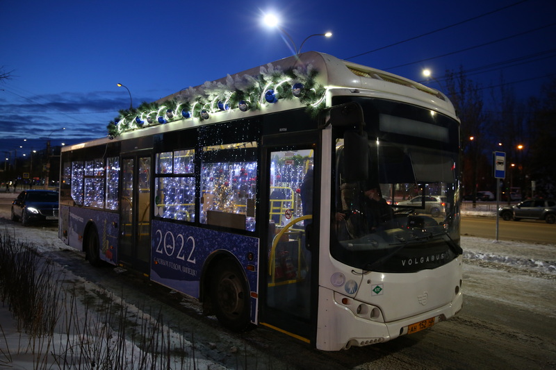 Автобус с новогодними волшебниками сегодня можно встретить на 8 остановках