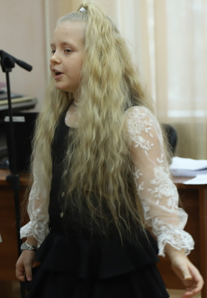 Юная певица Диана Петрова музицирует в студии «Камертон»