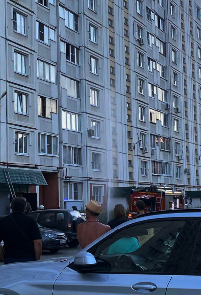 Тушить возгорание в 10-этажке пожарным мешала дыра в напорном рукаве