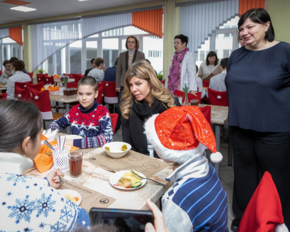 Мэр пообедала со школьниками в столовой гимназии № 64