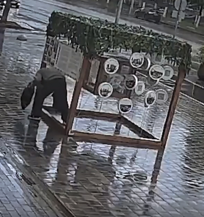 Голодный вандал обворовал арт-объект на улице Плеханова