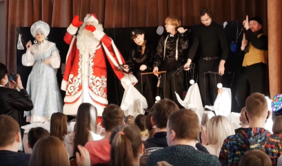Детей в больнице на улице Ленина поздравили Дед Мороз со Снегурочкой