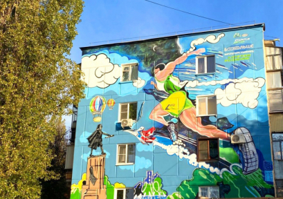 В городе появилось граффити с 13-метровым изображением бегущего легкоатлета