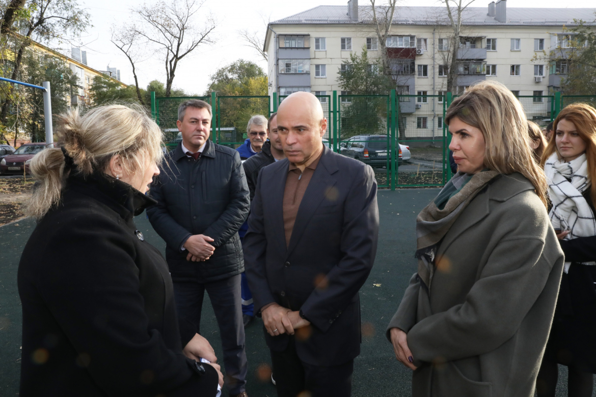 Губернатор оценил преображение двора на улице Невского