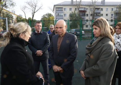Губернатор оценил преображение двора на улице Невского