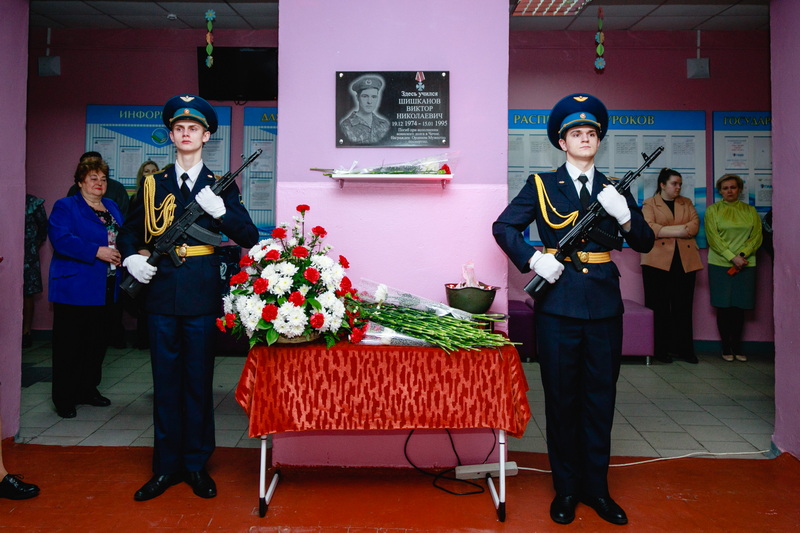 В школе № 25 открыли мемориальную доску в память о Викторе Шишканове