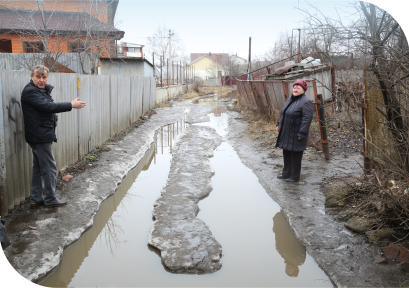 Переулок Курчатова в дожди превращается в пруд
