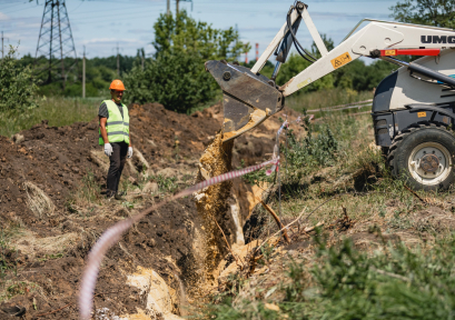 Новые сети водоснабжения на Сырском Руднике прокладывают нетрадиционным способом