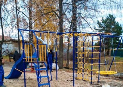 У дома №41 на улице Космонавтов появилась новая детская площадка
