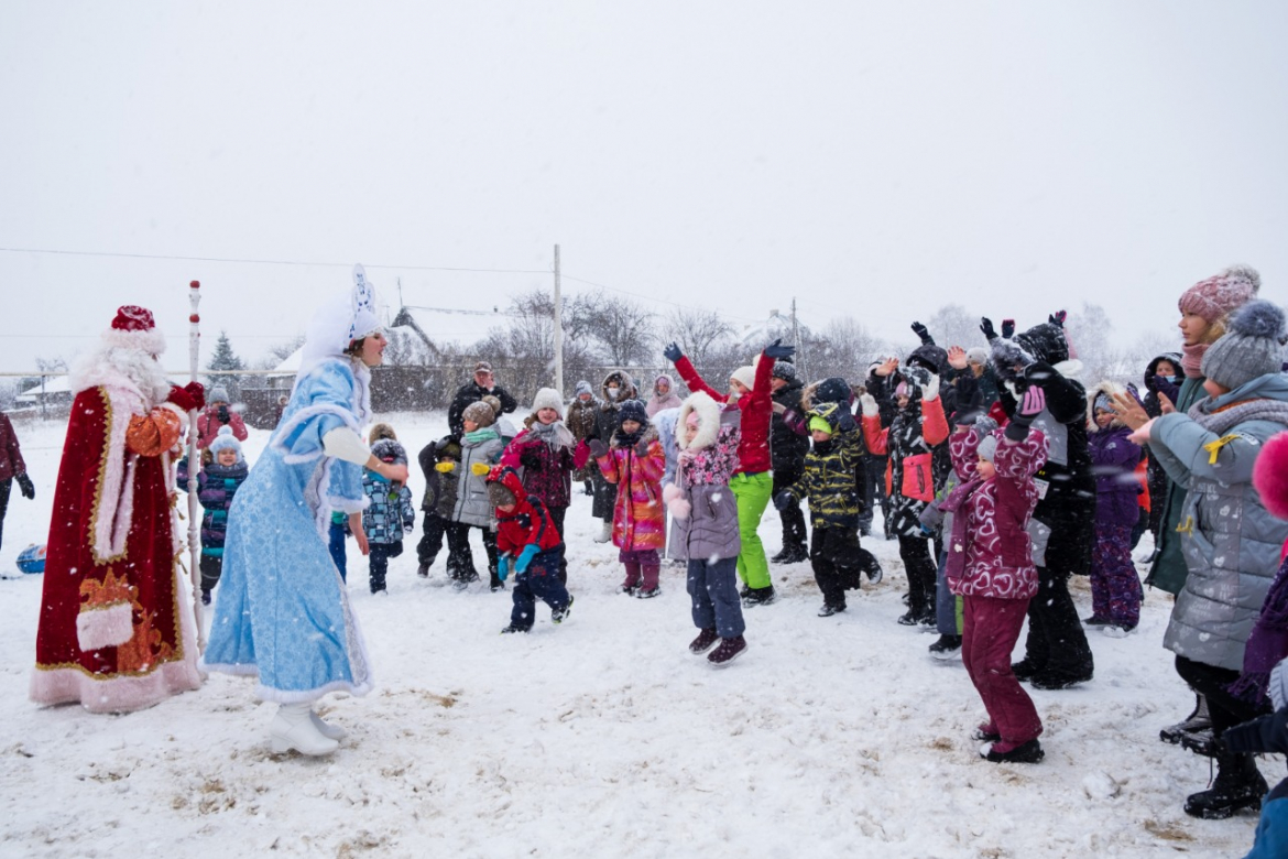 Дед Мороз со Снегурочкой повеселили детей в Сселках и Желтых песках