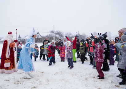 Дед Мороз со Снегурочкой повеселили детей в Сселках и Желтых песках