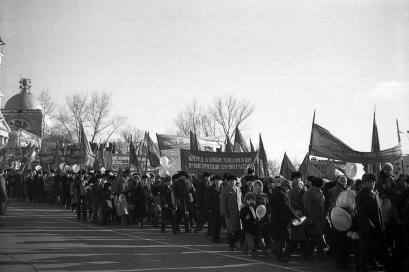  Праздничная ноябрьская демонстрация трудящихся 7 ноября 1978 года. Фото Геннадия Логунова