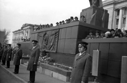  Участников демонстрации приветствует руководство  города и области. 7 ноября 1978 года. Фото Геннадия Логунова