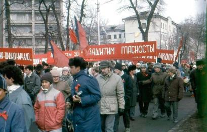  Студенты и преподаватели ЛГПИ проходят по улице Ленина  к одноимённой площади. 7 ноября 1988 года. Фото Геннадия Логунова