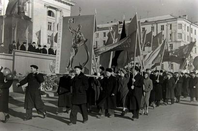  Липчане за мирный труд. 7 ноября 1960 года.  Фото Николая Вострикова