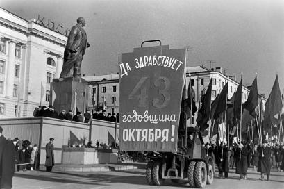  Под рокот техники на площади появляется главный транспарант.  7 ноября 1960 года. Фото Николая Вострикова