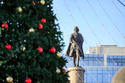 На площади Петра Великого завершают монтаж новогодних украшений