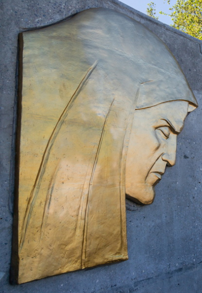 Скорбящую мать установили на памятнике у Сокольского кладбища