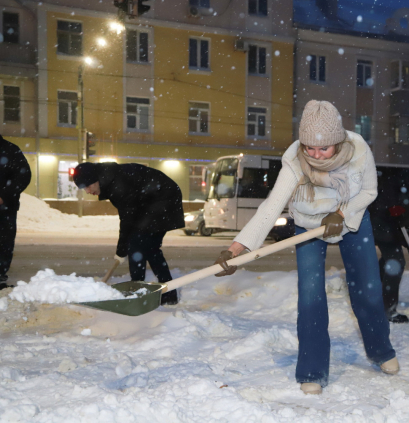 Какой ещё город может похвастаться тем, что его улицы от снега чистит лично мэр?!!