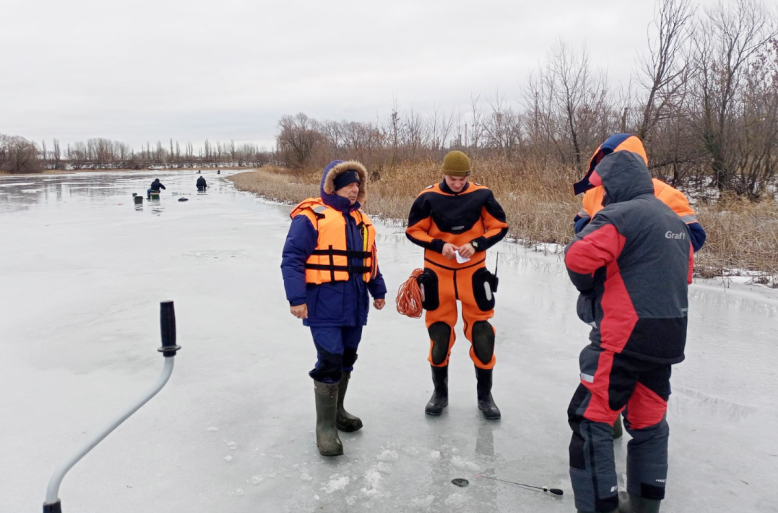 Спасатели призывают горожан осторожнее вести себя на замёрзших водоёмах