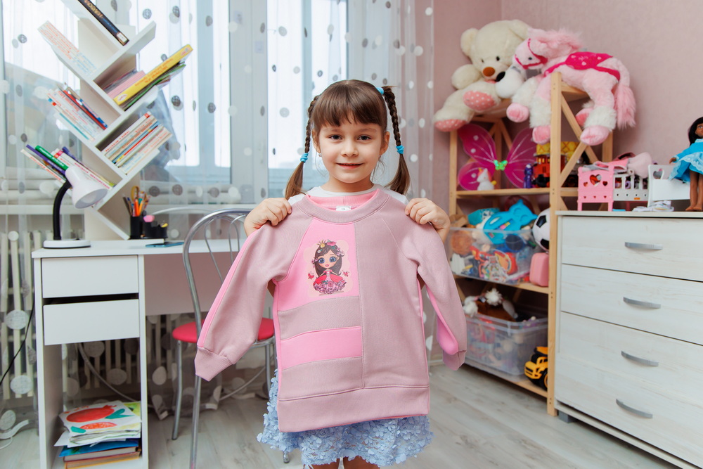 Волонтёр Лиза: 5-летняя девочка шьёт одежду для детей Донбасса
