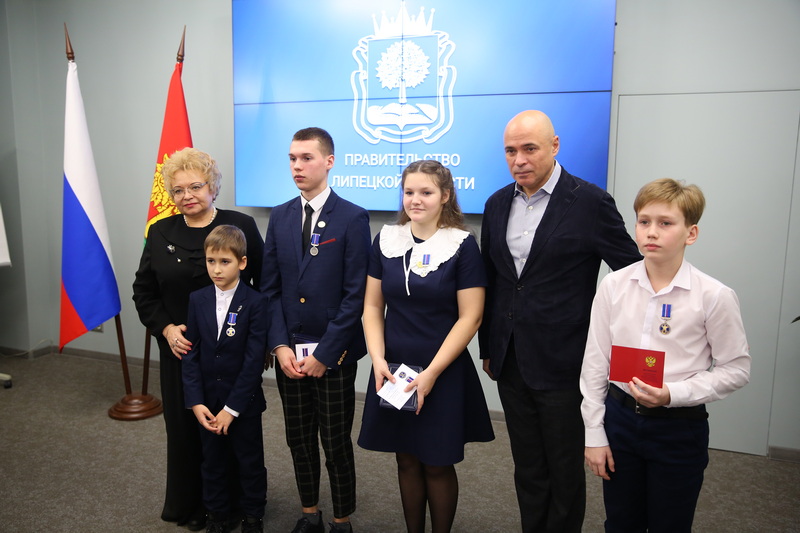  Четырёх школьников Липецкой области наградили памятными медалями «За проявленное мужество»: все они совершили настоящие подвиги — спасли чьи-то жизни.