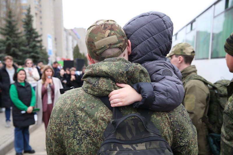  В понедельник, 3 апреля, на автовокзале встречали первую группу липчан, которые были мобилизованы осенью прошлого года для участия в специальной военной операции на Украине. Они приехали домой в отпуск на две недели.